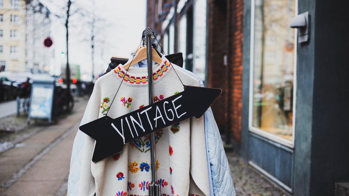 vintage skylt pil som pekar in i butik