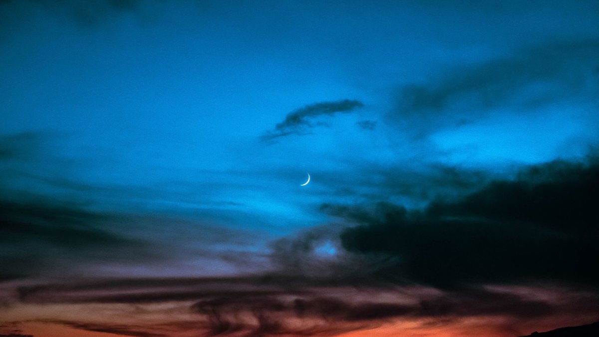 Månen på klar himmel.