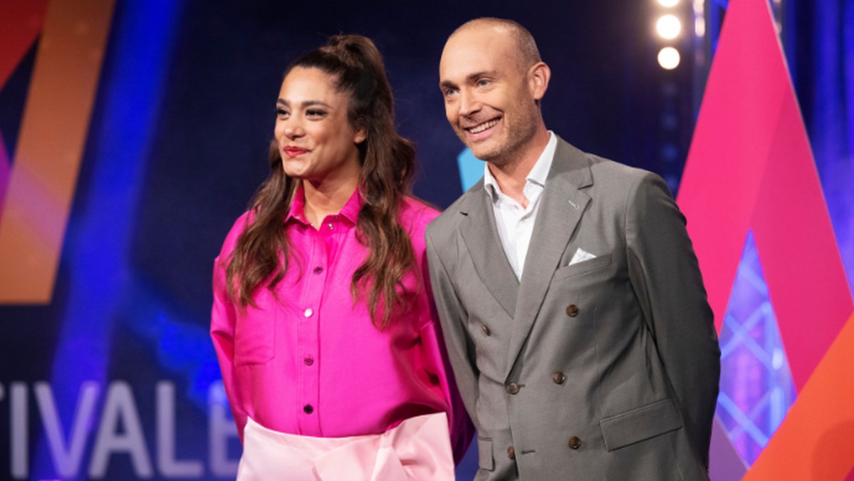 Farah Abadi och Jesper Rönndahl är programledare för Melodifestivalen 2023.