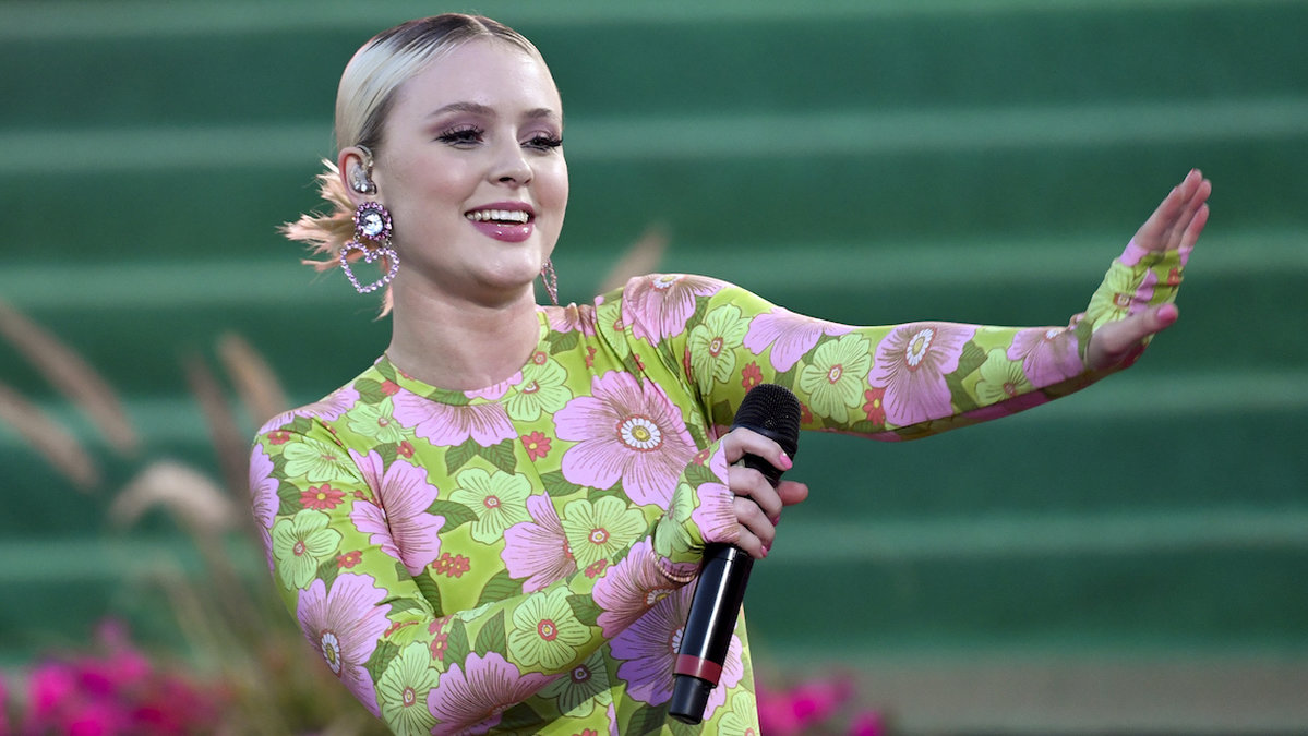 Zara visar upp sin lyxiga drömlägenhet i Stockholm för första gången. På bilden ser du henne på Allsång på Skansen 2020.
