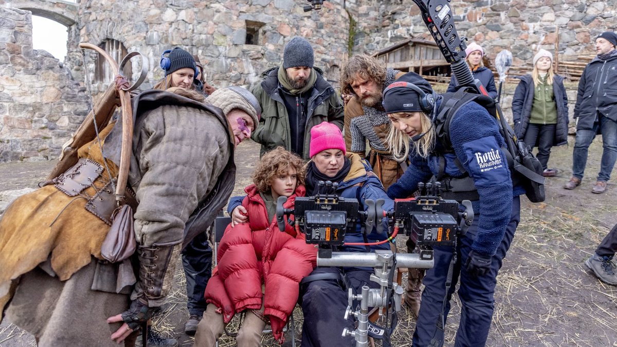 Kerstin Linden som spelar Ronja och regissören Lisa James Larsson under inspelningen av tv-serien Ronja Rövardotter på Bohus Fästning i Kungälv. 