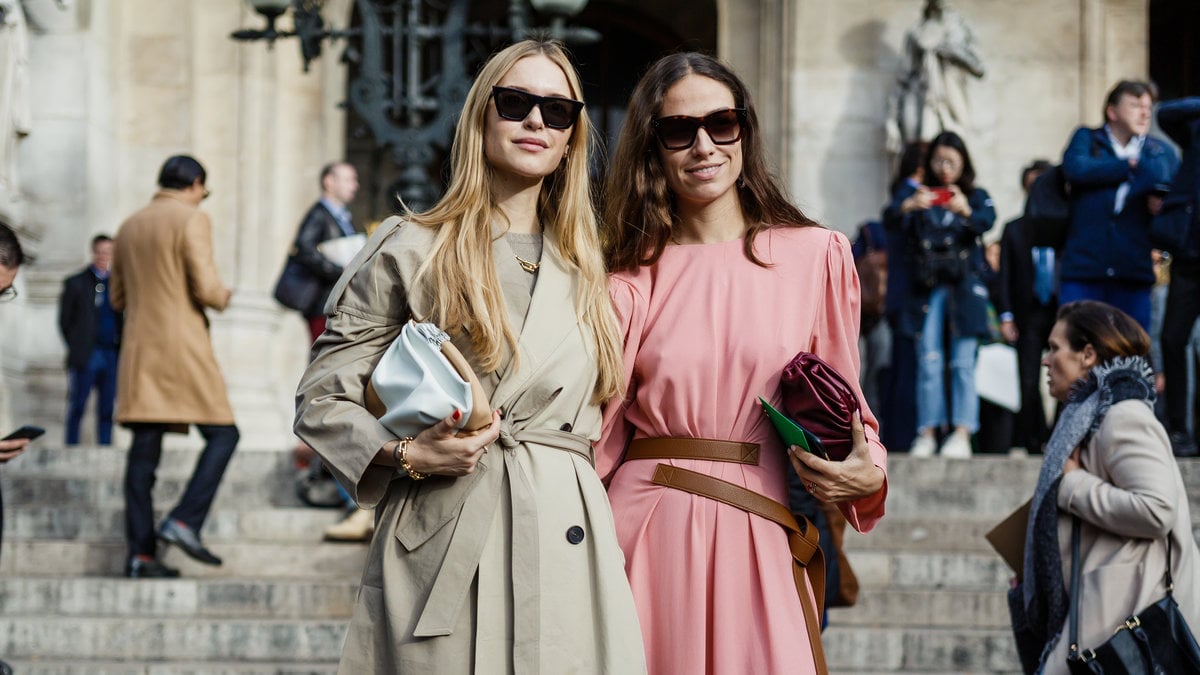 Pernille Teisbaek och Erika Boldrin med varsin kuvertväska i högsta hugg.